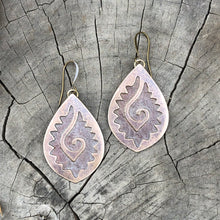 Load image into Gallery viewer, Concha Bronze earrings